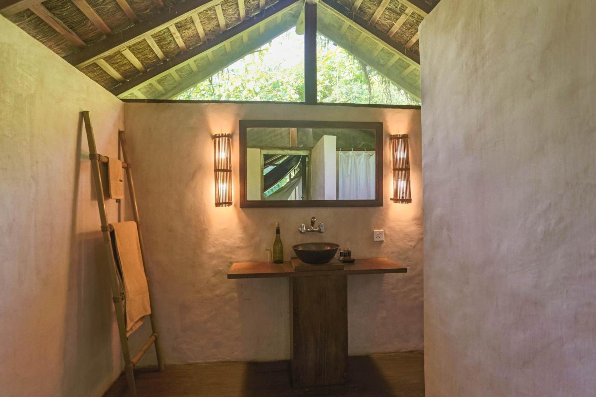 Tiger Tops Tharu Lodge Chitwan Ngoại thất bức ảnh
