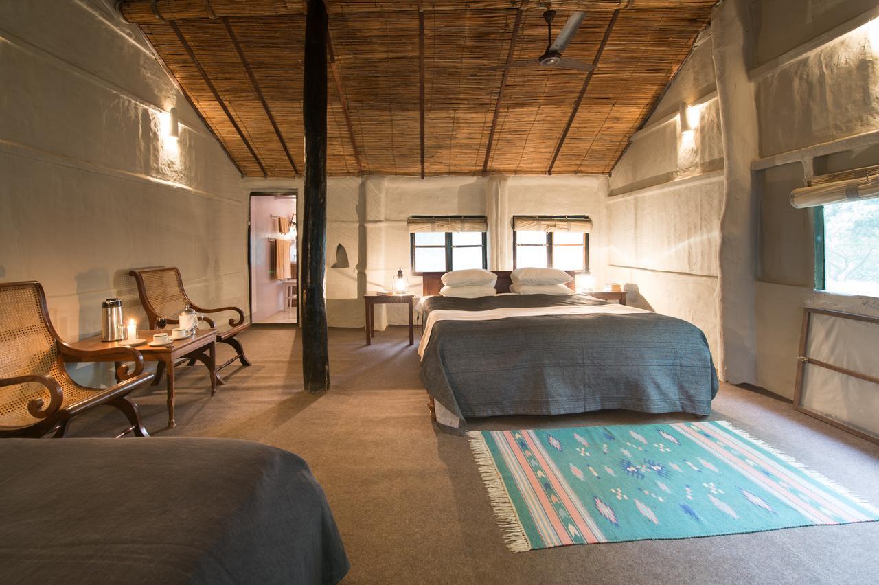 Tiger Tops Tharu Lodge Chitwan Phòng bức ảnh
