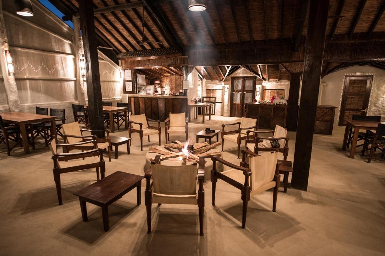 Tiger Tops Tharu Lodge Chitwan Ngoại thất bức ảnh